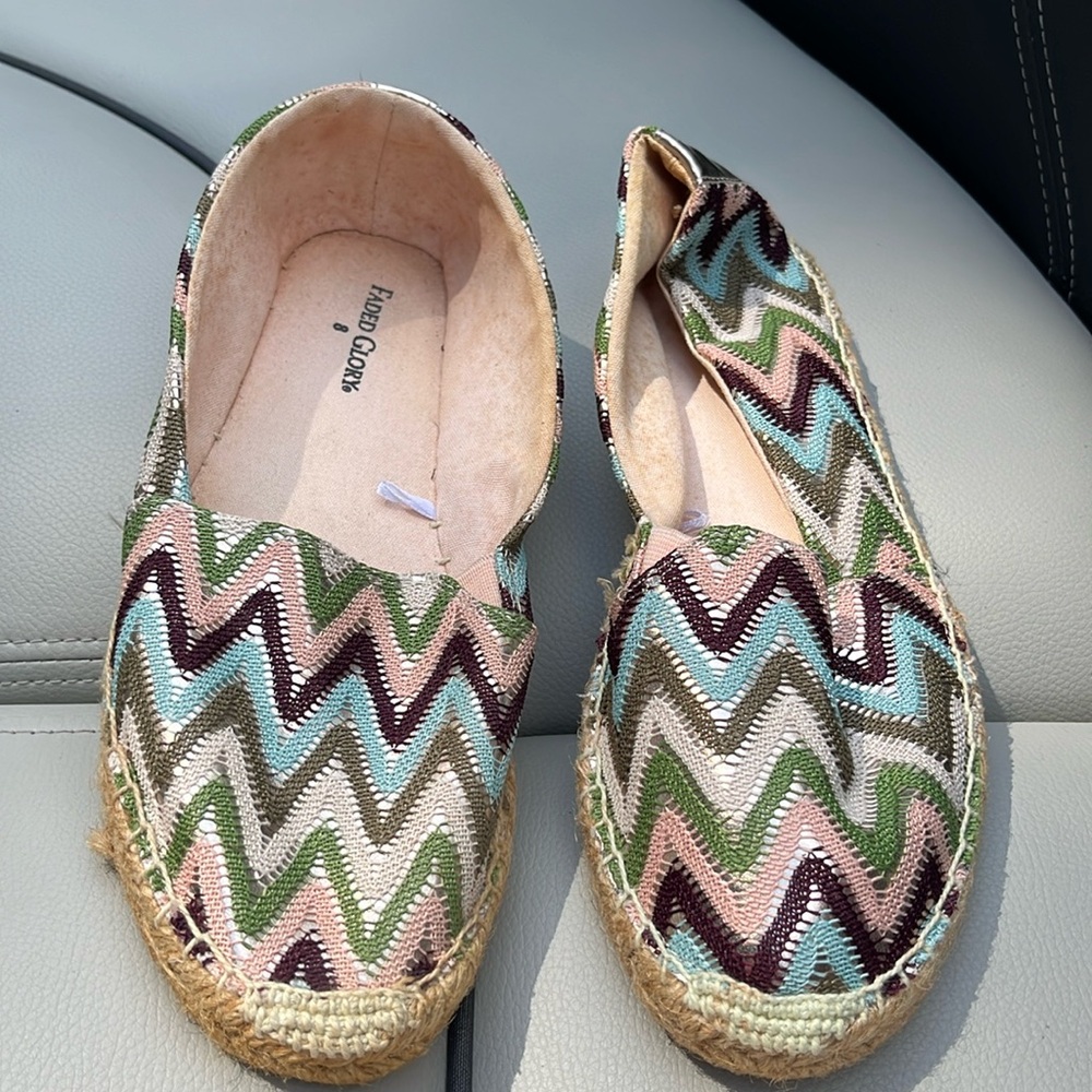 Ladies slip on shoes chevron print w silver background, sz8,excellent condition!